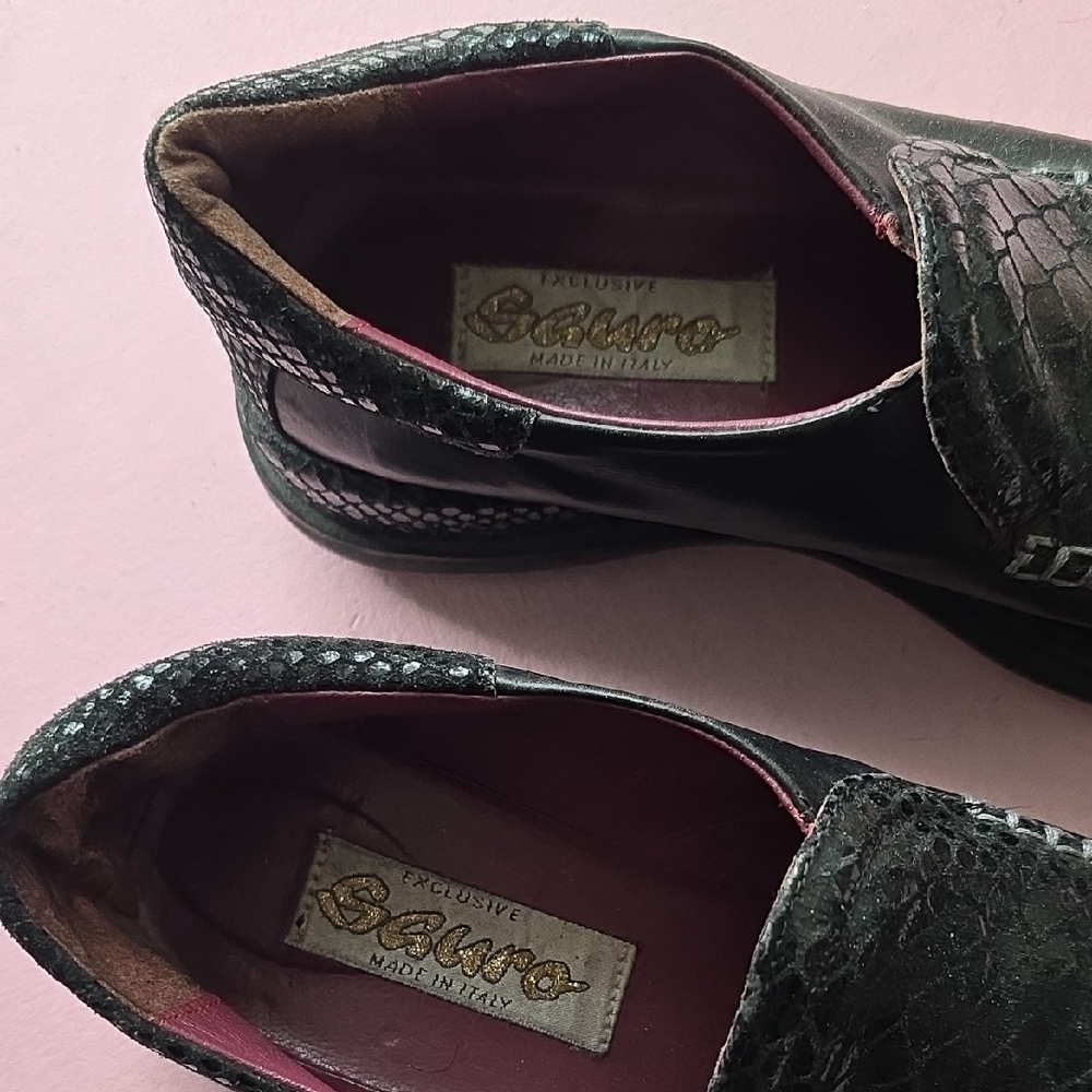 Sophisticated Black Textured womens Slip-Ons croc print loafer - Picture 2 of 5